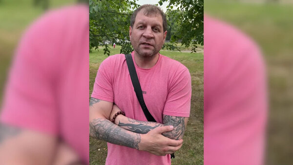 Александр Емельяненко пообещал прокомментировать слухи о завершении карьеры. Видео © Telegram / AE