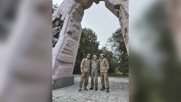 Георгий Болонев, Евгений Пригожин и Сергей Шнуров на фоне городского мемориала. Обложка © Telegram / СтаханоV | Администрация города