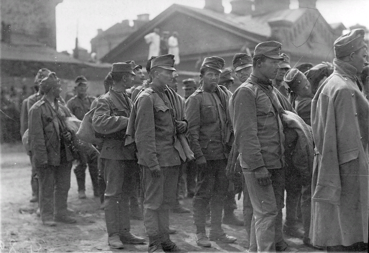 Австрийские пленные 1916. Пленные венгры. Русские воевавшие за немцев. Немцы идут.