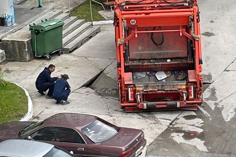     В новосибирском Академгородке под мусоровозом провалилась бетонная плита. Фото: Родные берега