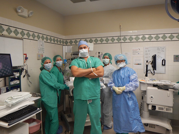 Команда врачей при операции.