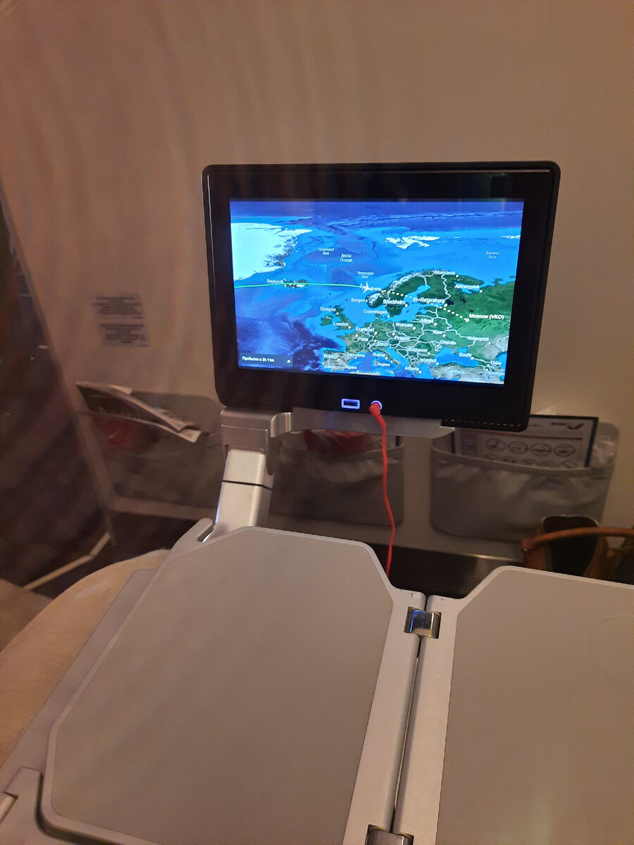 Вот так выглядели наши места в самолёте. Довольно большое пространство для ног, возможность просмотра фильмов на любой вкус, музыка, игры и т.д.