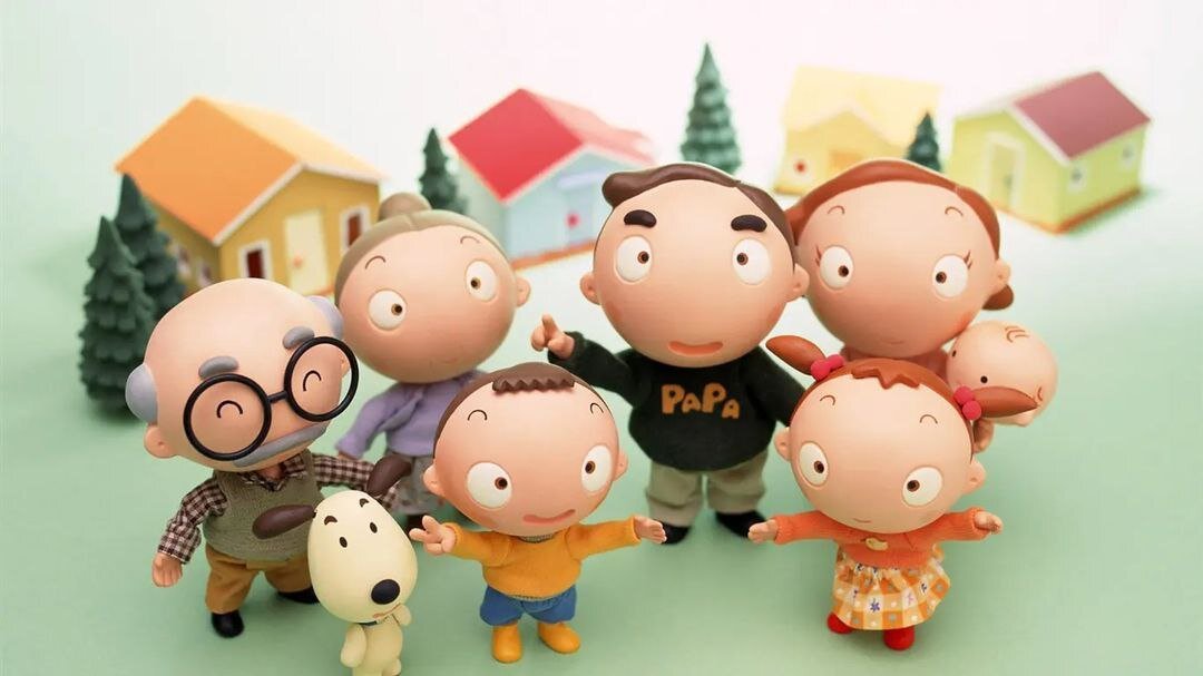 Внимание! Участвуют все дети и взрослые. Начинают всегда взрослые — они задают тон и подают пример. 
1️⃣ Три радости дня — ежедневно
Каждый вечер за ужином по очереди обменивайтесь тем, что вас порадовало сегодня. Начинают родители! Можно перечислять даже самые мелочи. Например «Первая моя радость дня, что мы с вами ужинаем дружно всей семьей. Вторая моя радость дня - что ужин вкусный. Третья моя радость дня - что сегодня на работе меня похвалили». Подайте детям пример позитивного настроя в жизни.

2️⃣ Песочные часы — раз в неделю
Купите песочные часы на 5 минут. Сядьте с ребёнком за стол и предупредите о правилах: вы перевернёте часы и пока песок сыпется, ребёнок может рассказывать что угодно. За это вы его не поругаете, не накажите, не осудите. Пока сыпется песочек — что бы не говорил ребёнок! — вы молчите. Ничего не говорите 🤐, не перебиваете, полный ноль , только слушать и кивать!

Когда песочек досыпется — вы говорите одну единственную фразу «Спасибо, что поделился со мной» и ВСЁ.

Укрепляет доверие, учит детей открываться родителям, создаёт для ребёнка безопасное пространство. Если ребёнок молчит первое время и не знает, что сказать - это нормально. Пока песочек не досыпется - просто молча смотрите друг другу в глаза. Это тоже бесценно и укрепляет отношения.

3️⃣ Пробуйте новые продукты всей семьей — раз в месяц
Регулярно покупайте то, что никогда не пробовали и устраивайте со всеми членами семьи дегустацию. Можно для азарта ставить оценки - «я ставлю этой гадости 2 балла!», «а мне нравится на 5!». Обсуждайте, смейтесь, плюйтесь))

Совместные переживания нового для всех опыта по настоящему сближают. И для этого не обязательно всей семьей прыгать с парашютом — достаточно купить новый продукт и пробовать его вместе. Приятный бонус — когда вы едите то, что никогда не ели, вы развиваете мозг 🧠, создавая новые нейронные связи.

❓Ну что, как вам идеи? Что возьмёте в свою семью?) А может, поделитесь вашими семейными традициями?