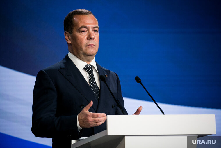    Дмитрий Медведев отметил, что на данный момент у РФ нет основания для ядерного удара по недружественным странам