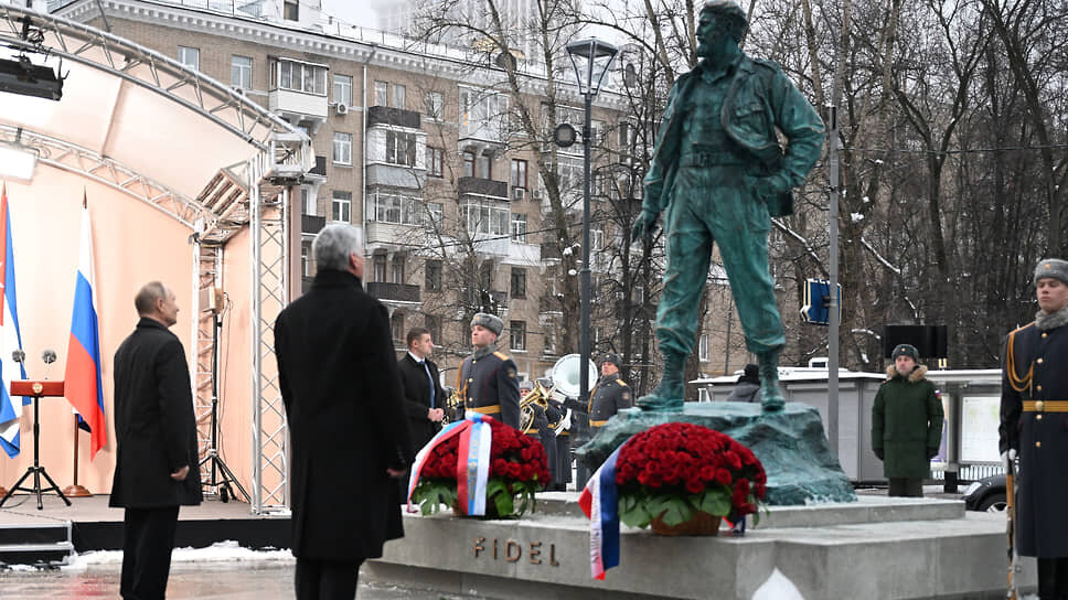 Фото: Дмитрий Азаров / Коммерсантъ📷Президент России Владимир Путин (слева) и президент Кубы Мигель Диас-Канель на открытии памятника Фиделю Кастро