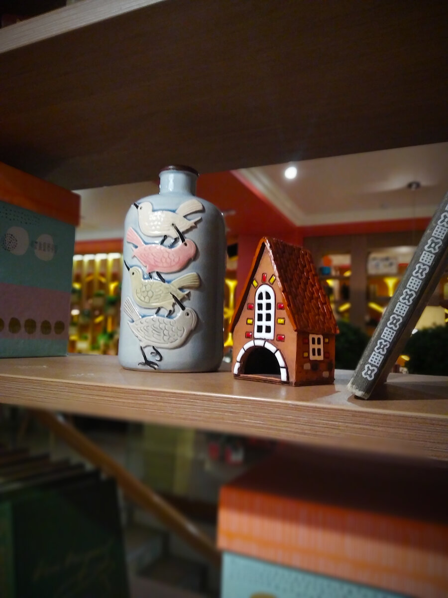 Кафе, уют, тепло, и я со стопкой теплых писем.