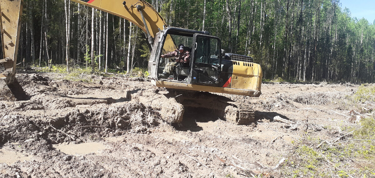 Гусеница находиться в сбоку машины.