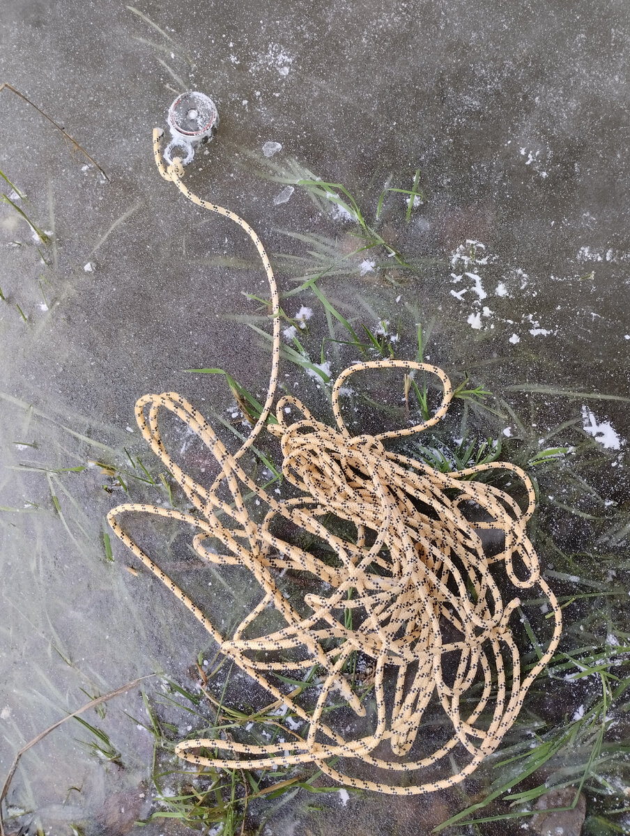 Лед возле берега, он даже меня держит.