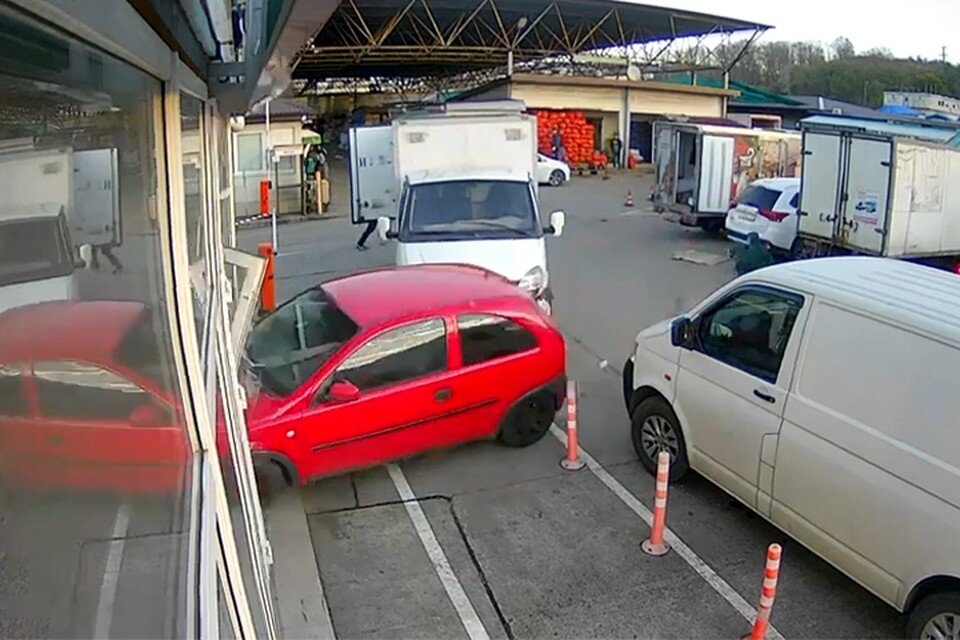     А тем временем владельцы пострадавшей торговой точки подсчитывают ущерб. Фото: соцсети