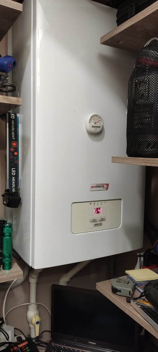 Котел живёт в шкафу, чтобы никто не видел всей этой инженерной красоты