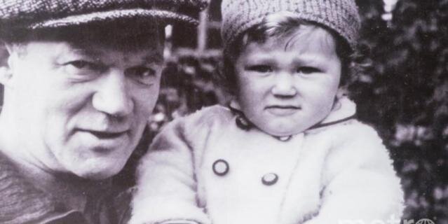    1960-е годы. Всеволод Бобров с сыном Мишей. Фото предоставлено выставочным залом "Арт-Курорт", "Metro".