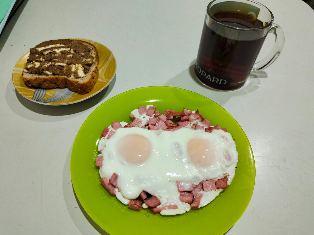 А это страшненький бутерброд - со вкусным печеночных паштетом 🤭