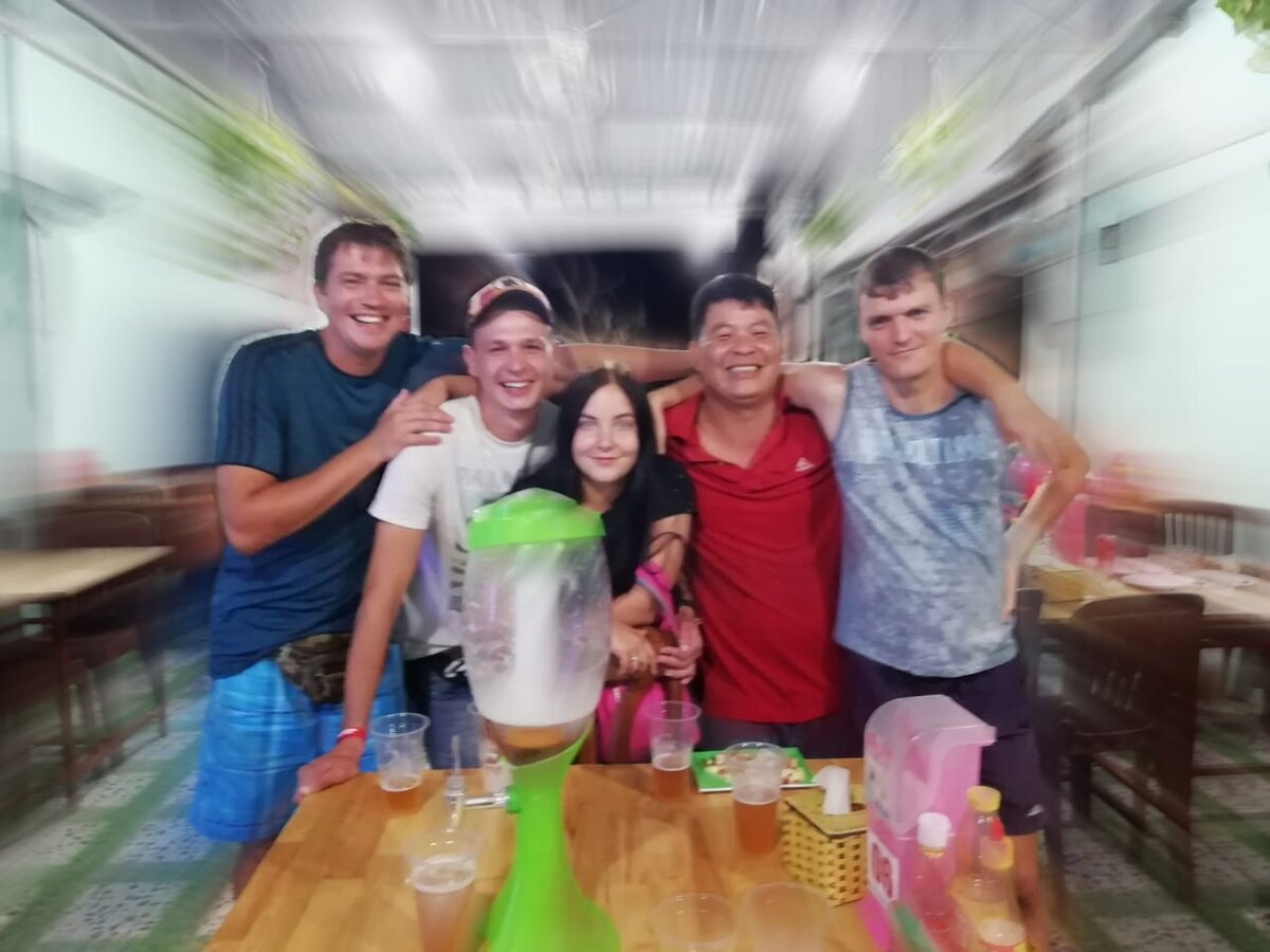 Мы в Кафе у нашего вьетнамского друга Фука