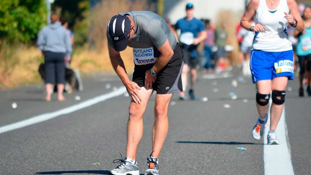Хорошо известно что если спортсмен регулярно. Травмы в беге. Бег из последних сил. Спорт любительский бег. Перелом бегуна.