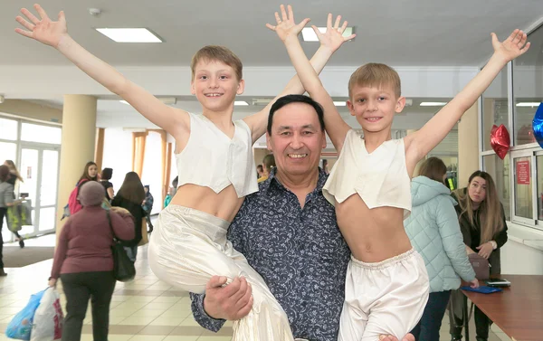Муж Людмилы Руслан продолжает заниматься с ребятами в цирковой студии города Гая Оренбургской области. Фото Валерия Гунькова.