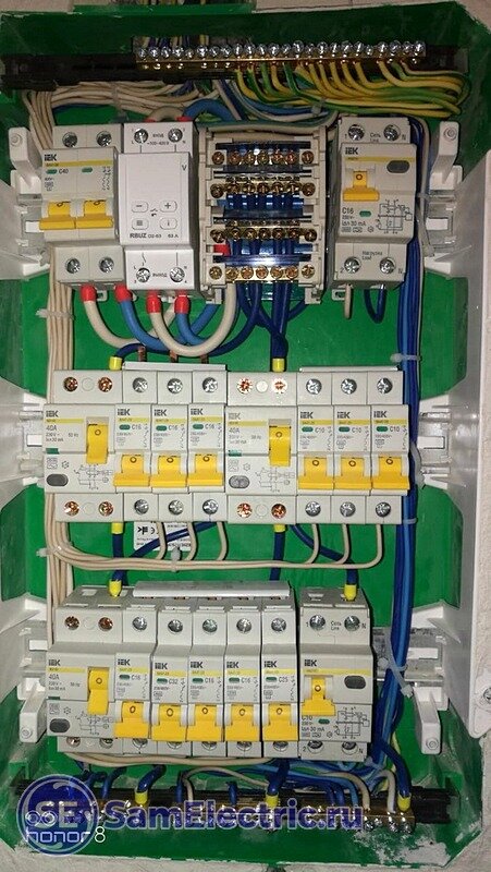 Tdm ограничитель мощности. Реле напряжения 220в в щиток. Домалогика реле напряжения. Какое напряжение в щитке дома. Реле контроля напряжения трехфазное 100 ампер.