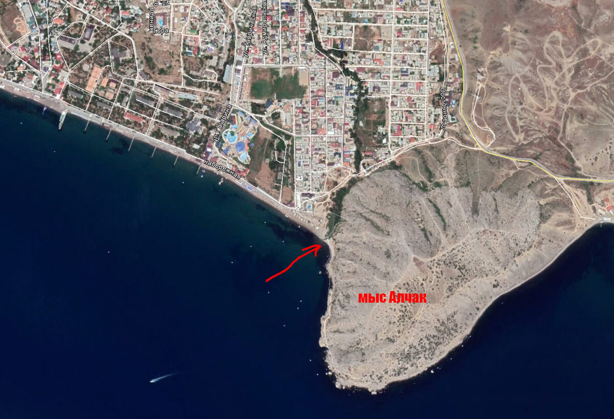 Здесь впадает в море река Суук-Су. Здесь и вдоль всего Алчака купаются люди