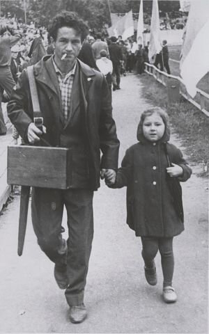 Мы с папенькой на дне допризывника. Мне 5 лет. На плече у папы винтовка в чехле, в руке - чемодан с пистолетом. Документальное фото из семейного архива.