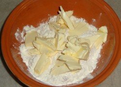 ШАГ 2:
Муку смешать с порезанным сливочным маслом.