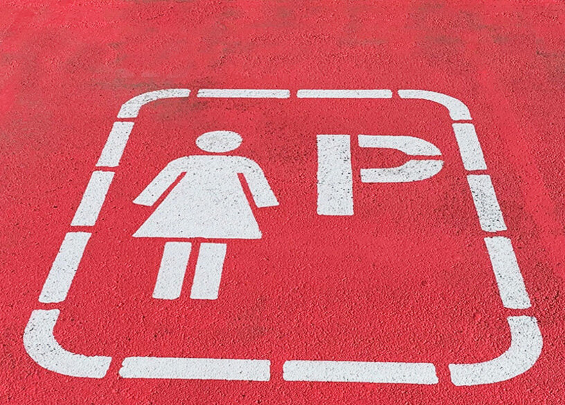 Отметка женской парковки на асфальте