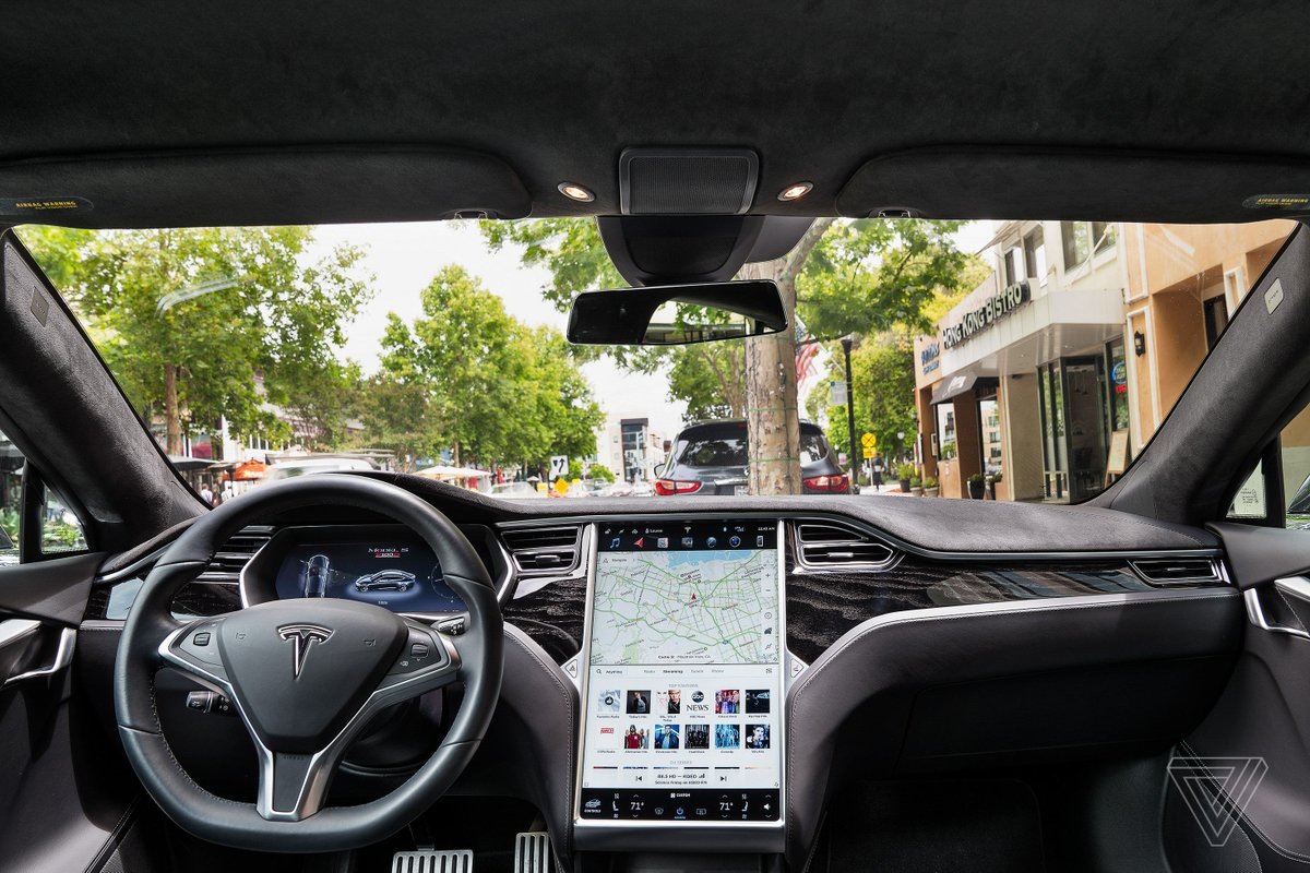 По середине приборной панели находится экран управления автомобилем. Автор фото https://twitter.com/valeriy49802431?lang=pl