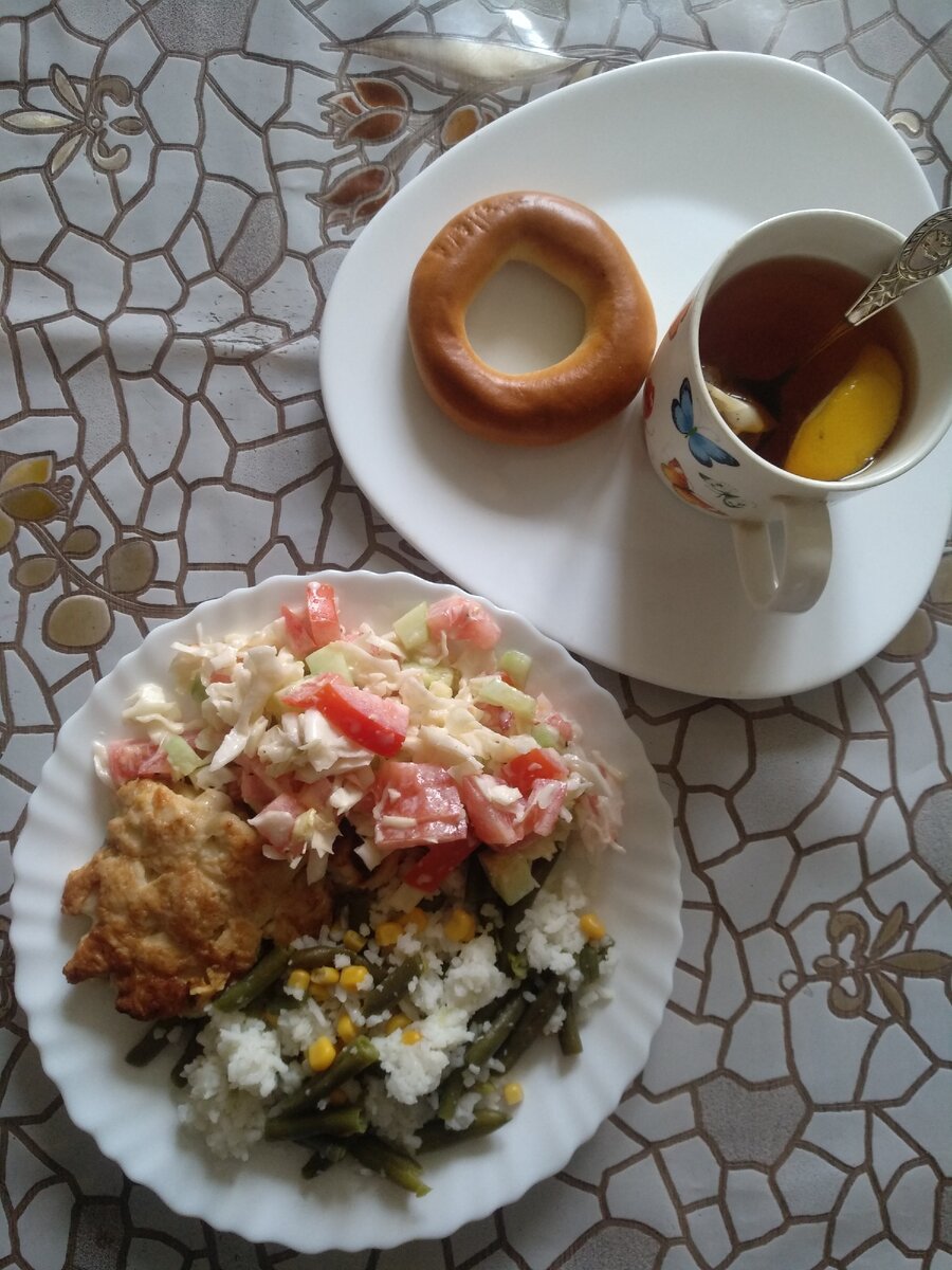 Обед.Салат я заправила сметанкой и чуток подсолнечного масла.