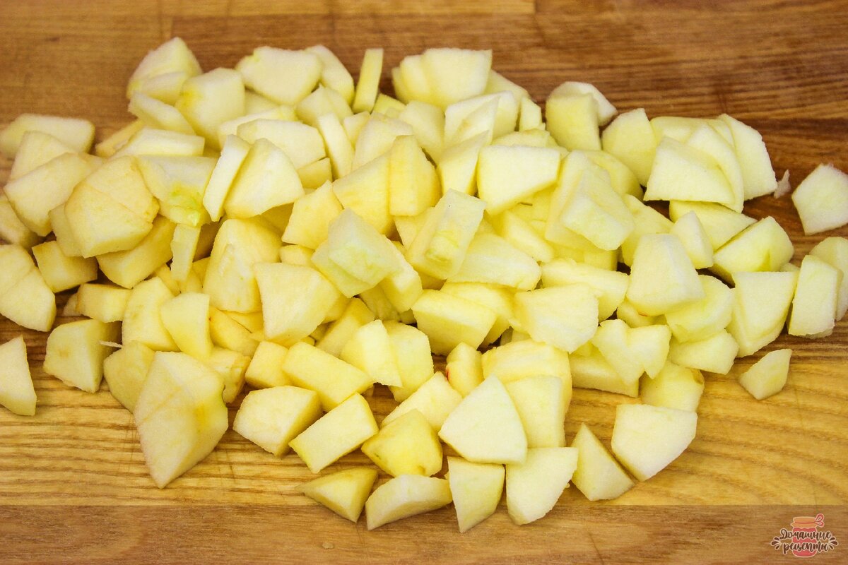 Яблоки помыть, очистить яблочную кожуру, вырезать сердцевину, нарезать на дольки, затем на средние кубики.  