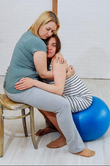 Доула помогает женщине во время схваток