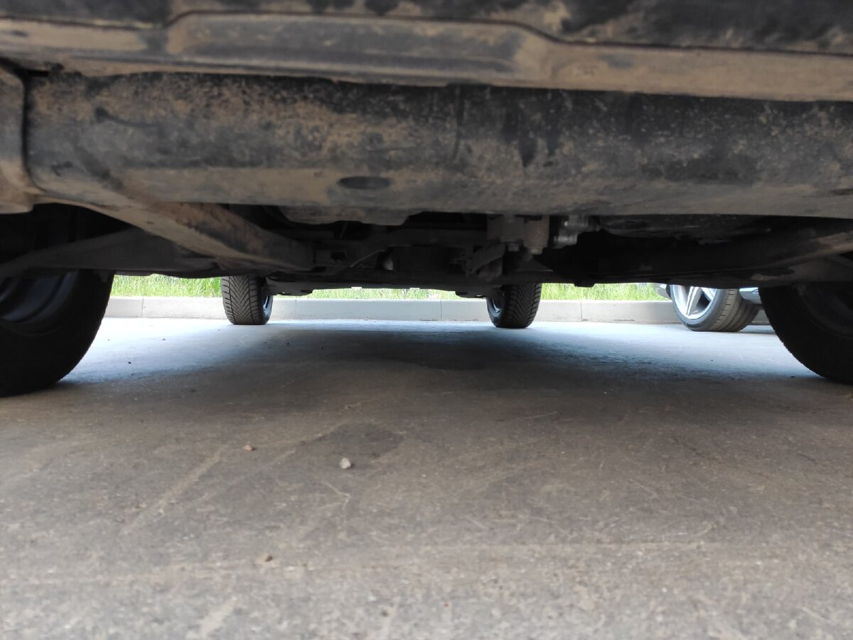 Снизу на балке виднеется какая-то пластиковая защита на чашках, ранее такое видел только на VAG, так это называется защита от камней. 