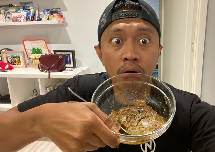 Индонезиец пробует холодец