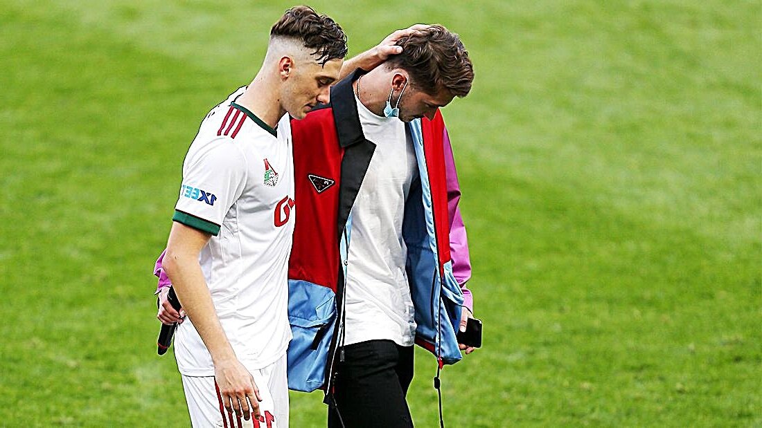 Антон поддерживает брата Алексея, когда второй растрогался во время прощания с болельщиками "Локомотива"