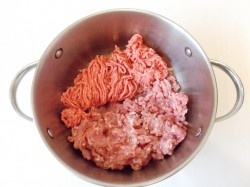 ШАГ 2:
В миску кладем свиной фарш и фарш из говядины.