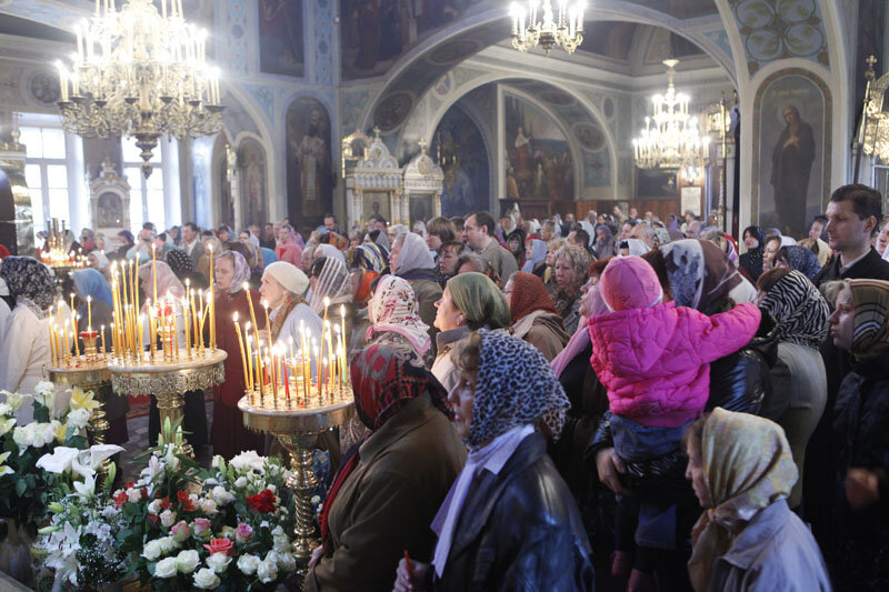 На празднике храма иконы Пресвятой Богородицы «Нечаянная радость» в Марьиной роще в Москве. Из архива сайта Патриарха Московского и Всея Руси.  https://foto.patriarchia.ru/news/arkhiereyskoe-bogosluzhenie-v-prestolnyy-prazdnik-khrama-ikony-presvyatoy-bogoroditsy-nechayannaya-radost-v-marinoy-roshche/
