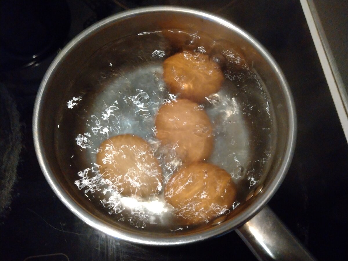 После закипания воды, варим яйца десять минут.