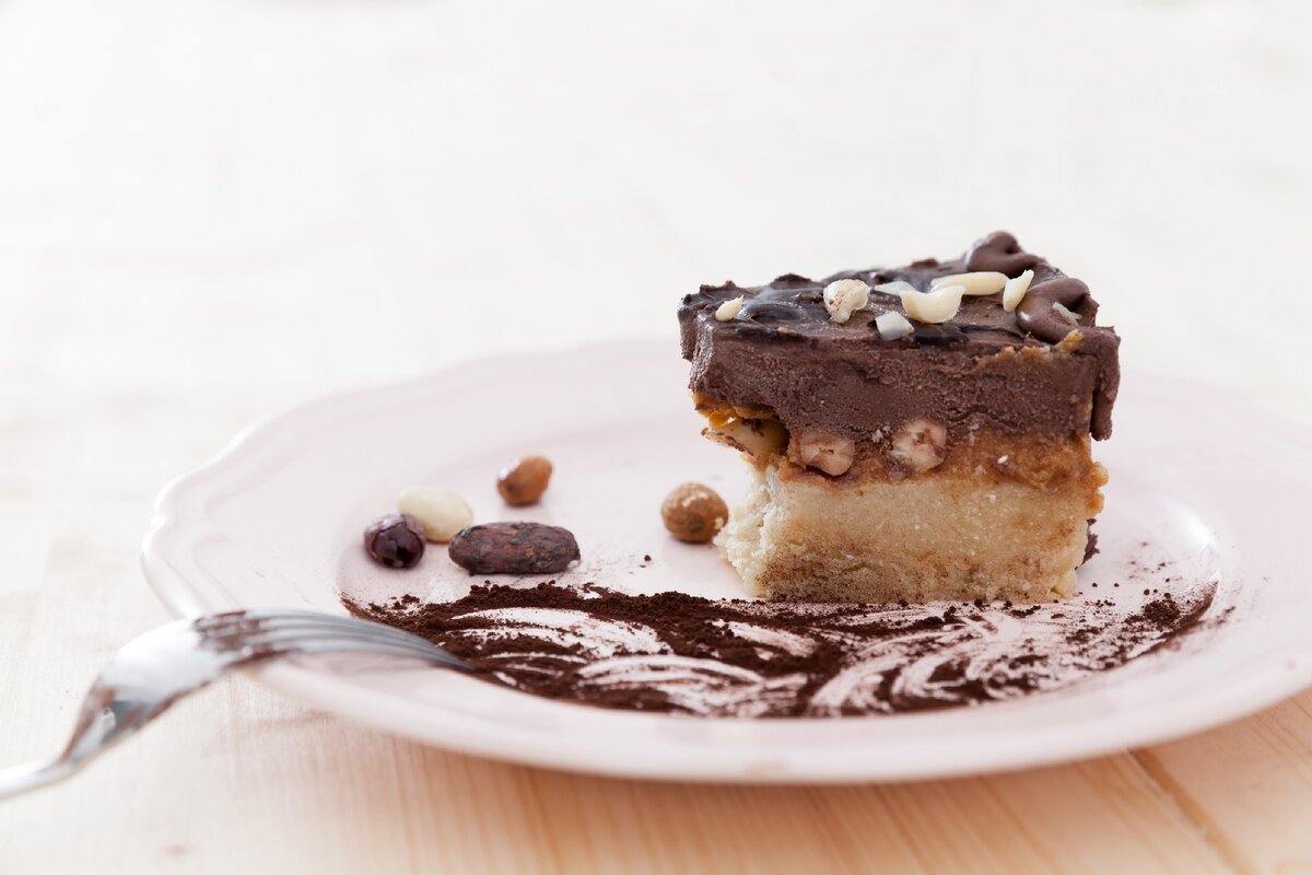 Сыроедческий торт Сникерс