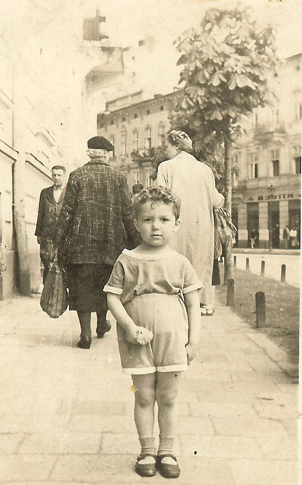 Маленькому Иосифу 4 года. Через несколько лет он будет петь перед Сталиным. https://static.mk.ru/upload/entities/2018/08/30/photoreportsImages/detailPicture/4f/a6/86/be/4308413_2272649.jpghttps://cdni.rbth.com/rbthmedia/images/2019.09/original/5d80a9aa15e9f9468905282d.jpg