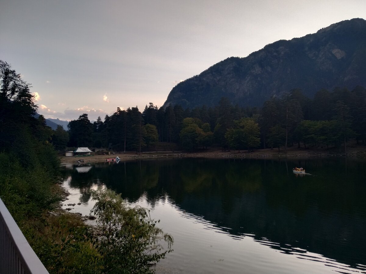 Небольшое озеро Кара-Кель лежит возле южной границы поселка Теберда в паре километров от его центра. Водоем находится на правом берегу реки Теберды параллельно автодороги, ведущей в курортный поселок Домбай. Невзирая на близость к трассе, озеро остается экологически чистым, а вода в нем прозрачной. 
