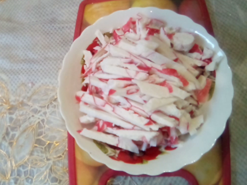 крабовое мясо порезали соломкой