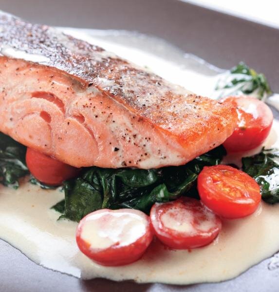 Жирная морская рыбка
Калорийностью 200-250 ккал на 100 грамм может похвастаться рыба холодных морей. К этой группе жирных сортов относятся угорь, скумбрия, палтус, осетровые, любая красная. Они отличаются повышенным содержанием полезных жирных кислот, но не должны включаться в ежедневный рацион – похудению не способствуют. Лучше сочетать сорта низкожирные для стимулирования обмена веществ и похудения.