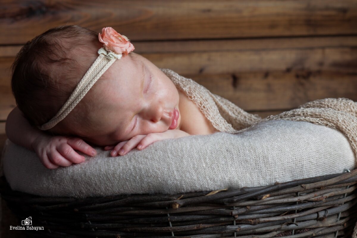 Когда ребёночек родится, то времени на это у вас точно не будет🙈😄 а время то идёт 👣 Именно первые две недельки жизни так ценны для съёмки в стиле Newborn 💙
