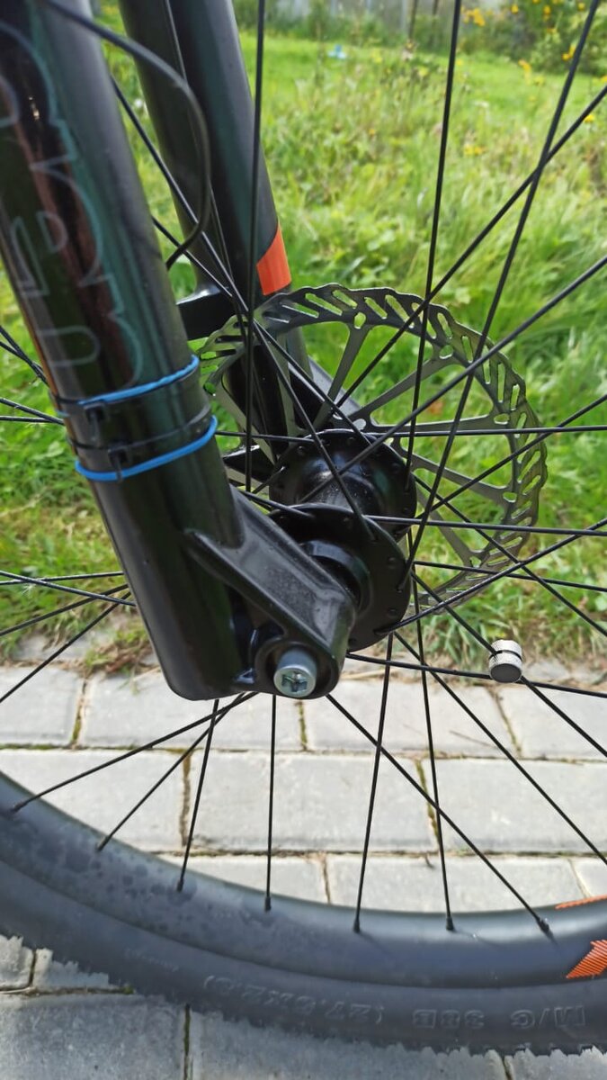 Болт из оси вилки выпал при езде. С трудом удалось найти замену на сокольниках. Да да да - резьба здесь тоже оказалась особой...