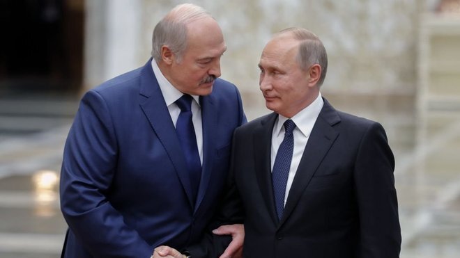 Александр Лукашенко сообщил, что убеждал Владимира Зеленского в невраждебности Владимира Путина. Между тем лидер России якобы просил Лукашенко поддержать президента Украины на старте его политической карьеры.