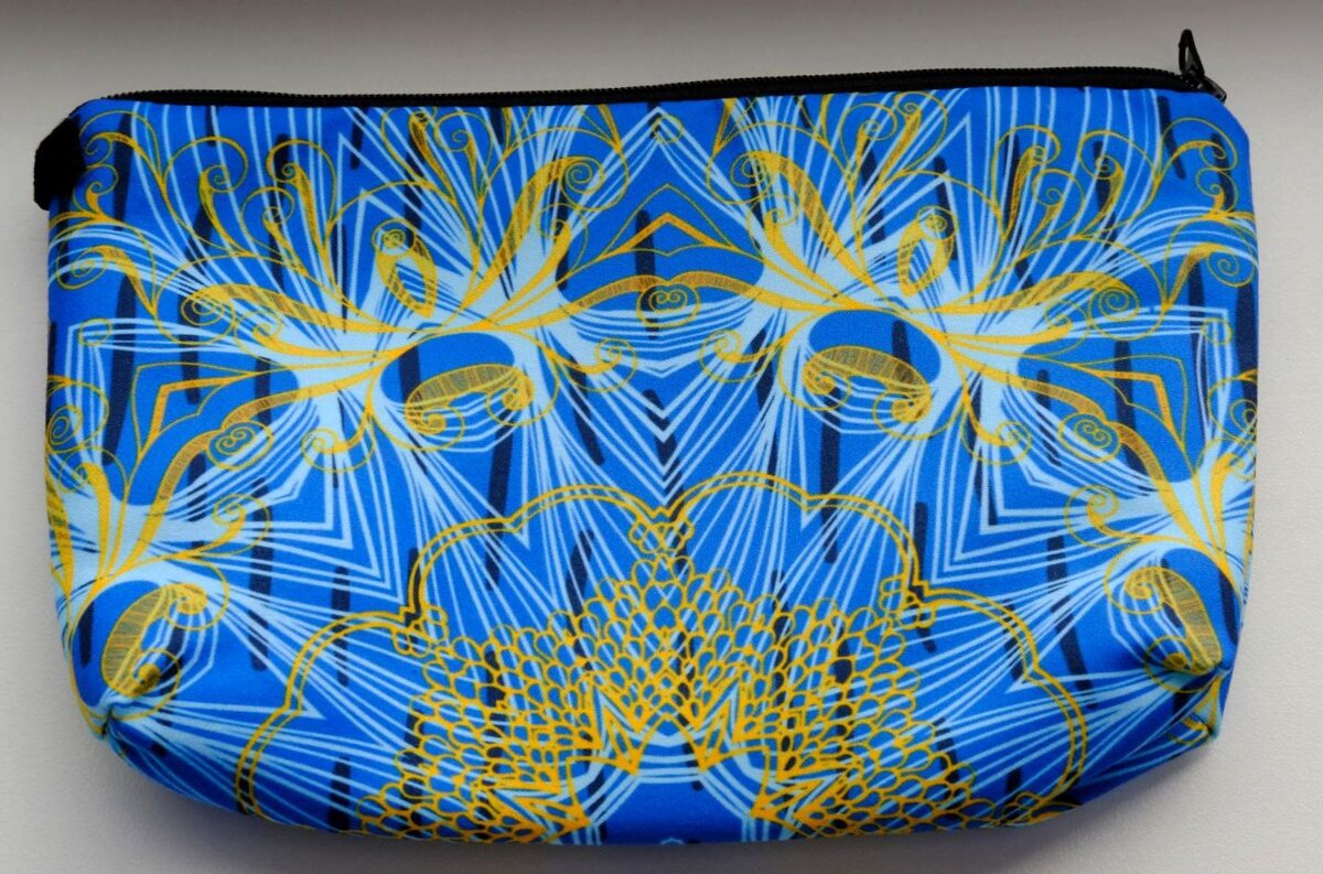 Немного - ха! Совсем другая! 
А я, может, только из-за бирюзовых загогулин ее заказала, и где они? 