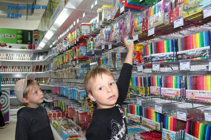 Дети в канцелярском магазине. Фото взято из открытых источников. 