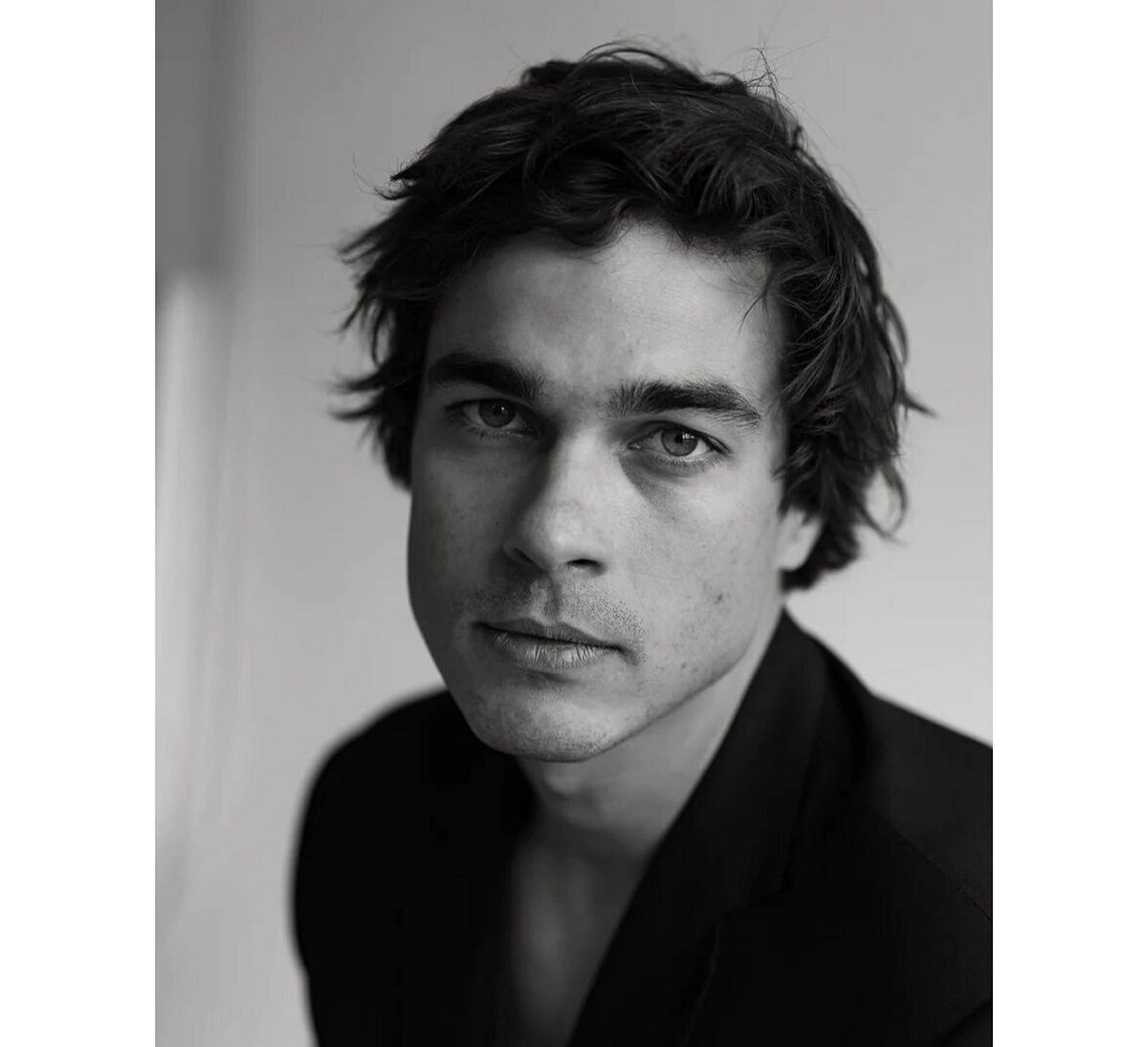 Черно-белое фото Константина Белошапки / источник фото: Инстаграм @konstanteeeeen