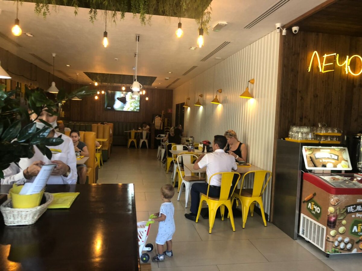 Интерьер уютный и приятный, кафе небольшое