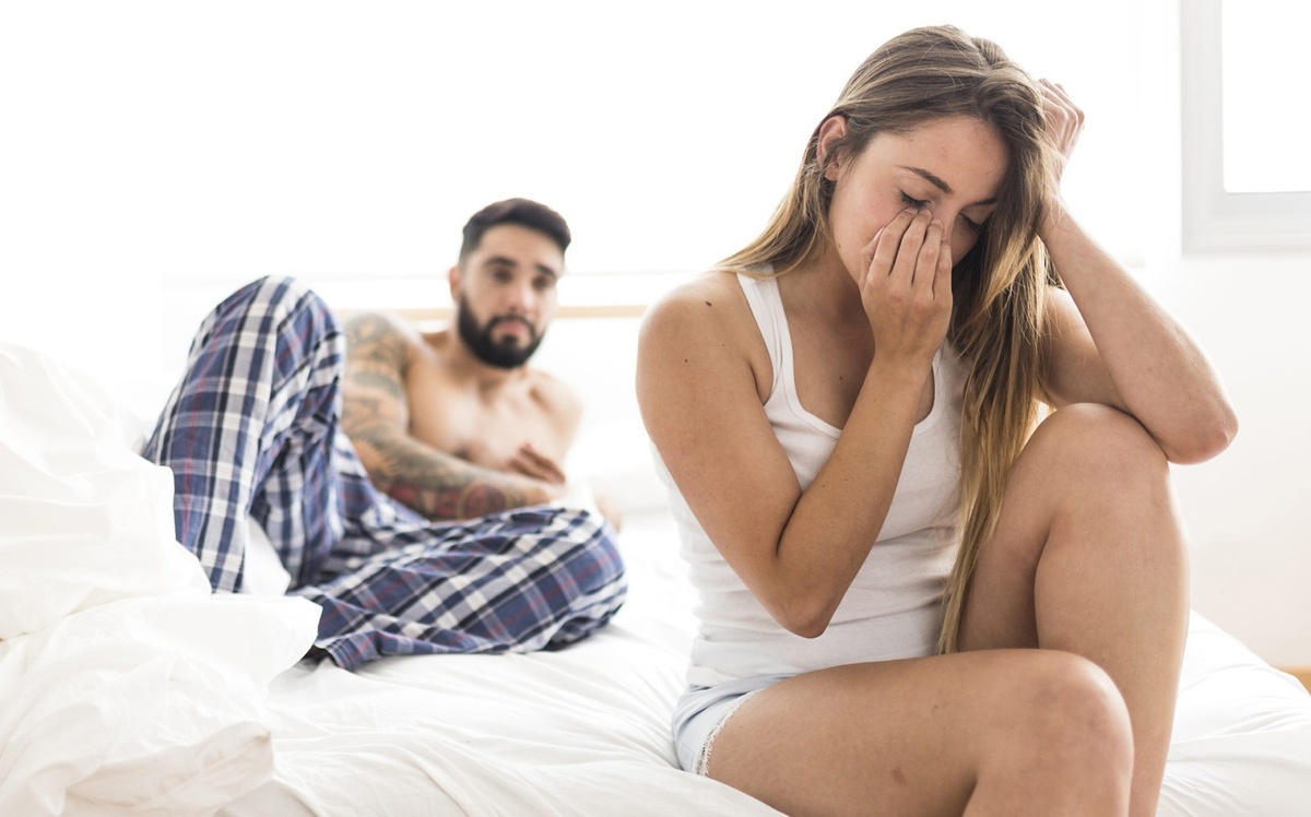 В предыдущей статье я рассказывала о чувственности, которая является неотъемлемой составляющей для здоровых сексуальных отношений, так вот в комментарии к этому можно добавить, что когда у человека нет чувственности, то он начинает себя стимулировать, чтобы получить возбуждение, и чувственность еще больше падает и стимуляции с каждым разом нужно все больше и больше, как наркоман, он смотрит все жестче порно, и каждый раз ему нужно новое, отличное от предыдущего. А когда стимуляций становится недостаточно, человек переходит к извращениям.В этой связи помните в интернете показательные случаи женщин и мужчин, которые начали с небольших пластических операций, и потом догнались до того, что стали похожи на чудовищ с каких-то неизвестных планет. Мой брат – пластический хирург, он в ущерб своей прибыльности, отказывает в операциях тем женщинам или мужчинам, которые желают увеличить себе что-то исходя из параметров «так выглядит сексуально для противоположного пола», он исходит из своего опыта, который ему показывает, что на этом клиенты не останавливаются, увеличивая с каждым разом размер груди или ягодиц, увеличивая рот и глаза. Вот и я об этом, о том, что сексуальность и чувственность лежат совсем в другой плоскости восприятия.
Что такое сексуальность?
Почему важна интимность?
Как формируется сексуальность?
Формирование сексуальности у детей
Нужен ли секс в современном мире?

ЧТО ТАКОЕ СЕКСУАЛЬНОСТЬ?

Сексуальность – это поток энергии, исходящий от человека и привлекающий партнера, для удовлетворения половых потребностей, которые в свою очередь обеспечивают как реализацию видового инстинкта (инстинкт продолжения вида homo sapiens), так и социального инстинкта (привлечения и удержания самца/самки для воспитания в защищенном пространстве вместе потомства). Однако, все ли так просто? Является ли эта энергия сексуальности лишь инструментом для совокупления?Нам навязали через средства массовой информации «сексуальность» как инструмент манипуляции: выпячивание губ посредством закаченного геля по подобию набухших половых губ обезьян, демонстрирующих готовность к соитию, и вызывающих якобы животную реакцию у мужчин к совокуплению – это один из примеров того, как работает реклама псевдосексуальности, осуществляющая привязку к миру продаваемых услуг и товаров.


Сексуальными рождаются все, с разным потоком энергии конечно, но это врожденное качество, однако этот поток очень часто перекрывается воспитанием (установками), питанием и детскими травмами. Вопрос состоит в том, чтобы его открыть естественным путем, поняв какой он в реальности, а не искусственно увеличить, покорив весь мир своей сексуальностью, потому что это энергия, и нельзя включать бритву в 12 вольт в розетку на 220, результат сами понимаете будет плачевным.Как мы уже определили, сексуальность есть энергия. И как любая энергия, она может быть использована организмом для различных целей. Если сексуальность используется лишь для нижней части, то мы имеем дело с перекрытыми каналами с рождения до семи лет, отсюда во взрослом возрасте рождается такая сильная нужда, что она жадно забирает энергию сексуальности лишь для целей удовлетворения полового инстинкта.