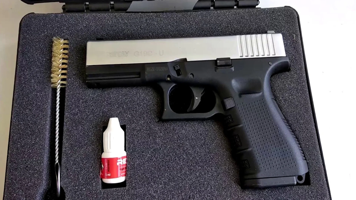 Оборот наркотических средств и психотропных веществ лицензия. Лицензия на травматическое оружие. Разрешение на оружие прикол. Ли разрешение. Лицензия на травматический пистолет.