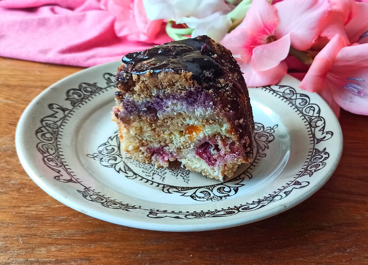 Ленивый творожный пирог с ягодами, фруктами и масляной крошкой