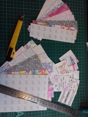 Затем чуть меньшего размера нарезаем бумагу для скрапбукинга.